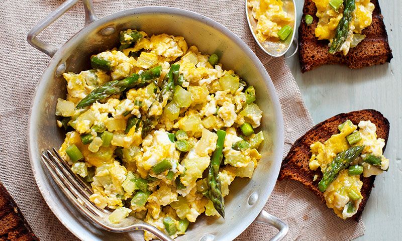Huevos revueltos con espárragos trigueros y calabacín