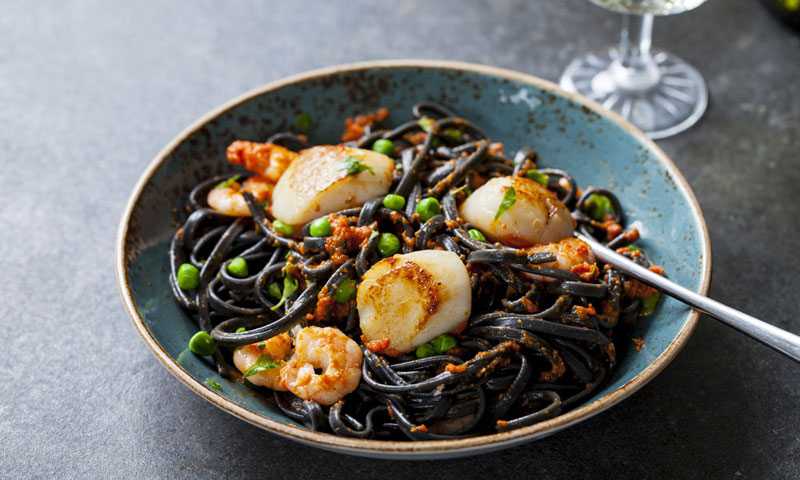 Pasta negra con vieiras y gambas