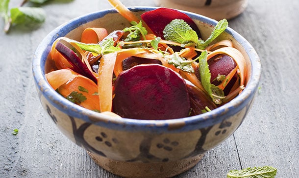 Ensalada de remolacha y zanahoria con hierbabuena Ensalada de remolacha y zanahoria con hierbabuena