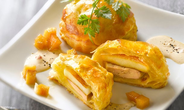 Hojaldres rellenos de manzana y foie con salsa a la pimienta Hojaldres rellenos de manzana y foie con salsa a la pimienta