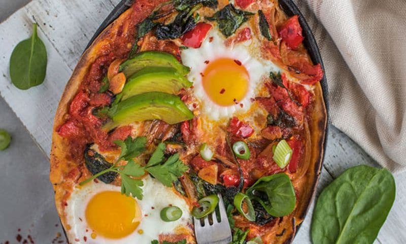 Huevos rancheros con aguacate y espinacas