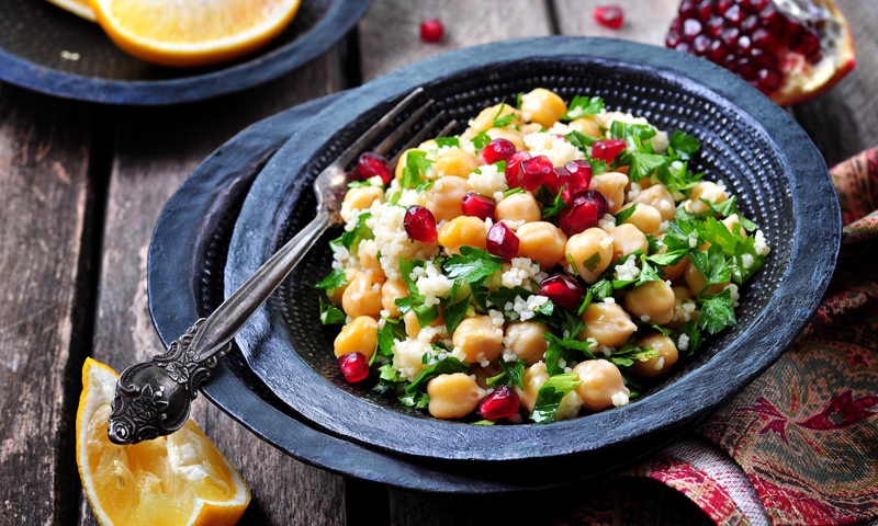 Ensalada de bulgur con granada y garbanzos