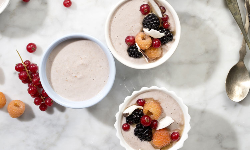 Yogur casero de avena, almendras y frambuesas