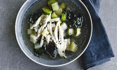 Sopa de invierno con pollo y 'kale'