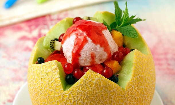 Melón relleno de frutas y helado Melón relleno de frutas y helado