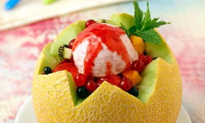 Melón relleno de frutas y helado