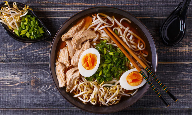 Ramen de pollo y huevo con cebollino y soja