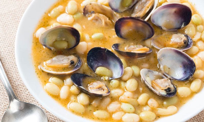 Pochas con almejas
