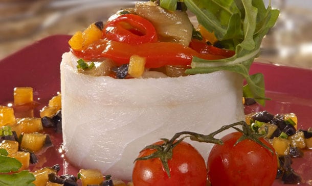 Ensalada de láminas de bacalao con escalivada, fondo de kaki y aceituna negra Ensalada de láminas de bacalao con escalivada, fondo de kaki y aceituna negra
