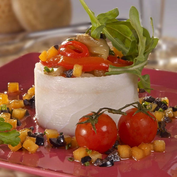Ensalada de láminas de bacalao con escalivada, fondo de kaki y aceituna negra
