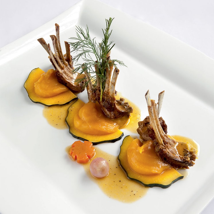 Costillar de cabrito lechal asado con puré de calabaza