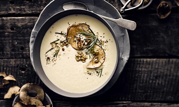 Sopa de castañas con chips de manzana y nueces Sopa de castañas con chips de manzana y nueces