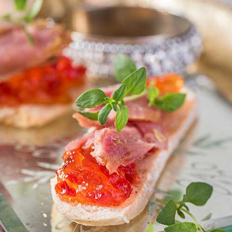 Canapés de atún con mermelada de tomate