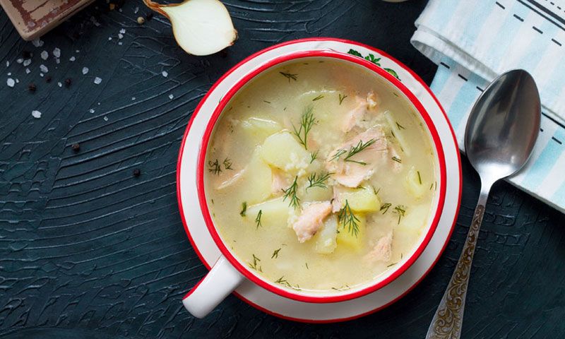 Sopa de patata y salmón con eneldo