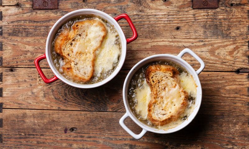 Sopa de cebolla dulce con queso cheddar
