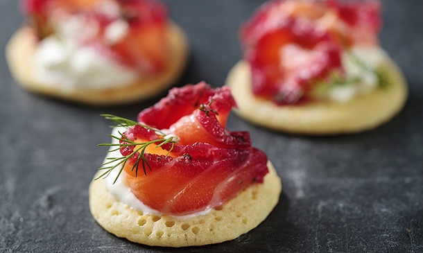 Blinis de salmón y remolacha Blinis de salmón y remolacha