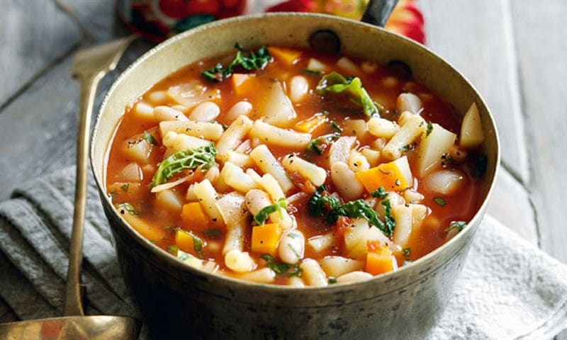 Puchero de pasta corta y alubias