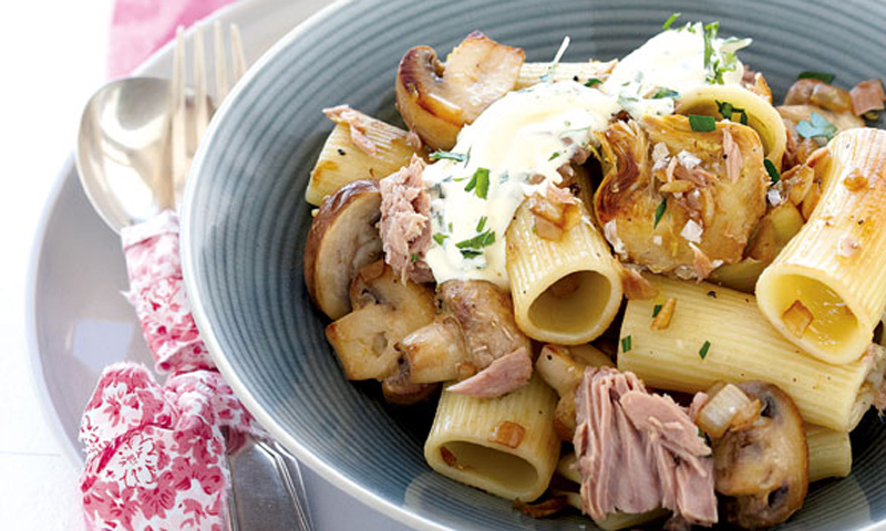 Rigatones con atún, setas y corazones de alcachofa