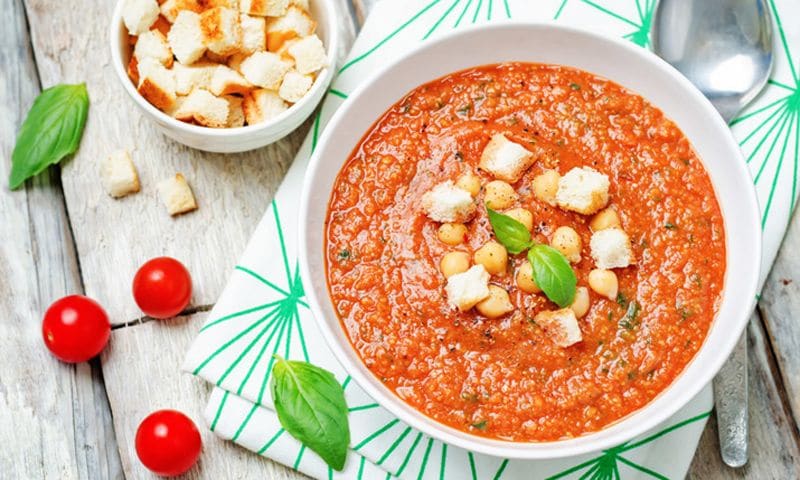 Sopa de tomates asados a la albahaca