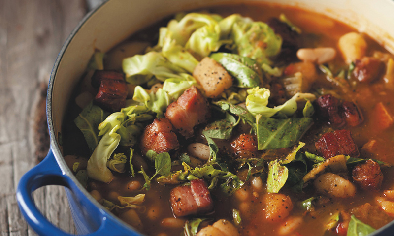 Caldo de judías y col rizada con lacón