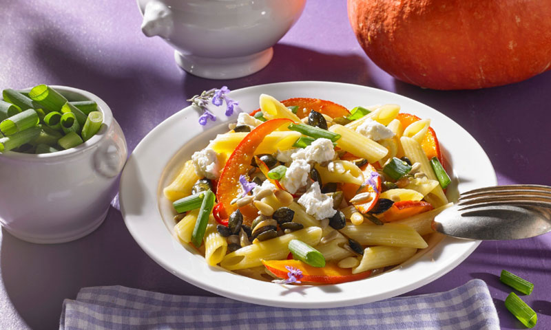 Pasta con calabaza, queso feta y pipas