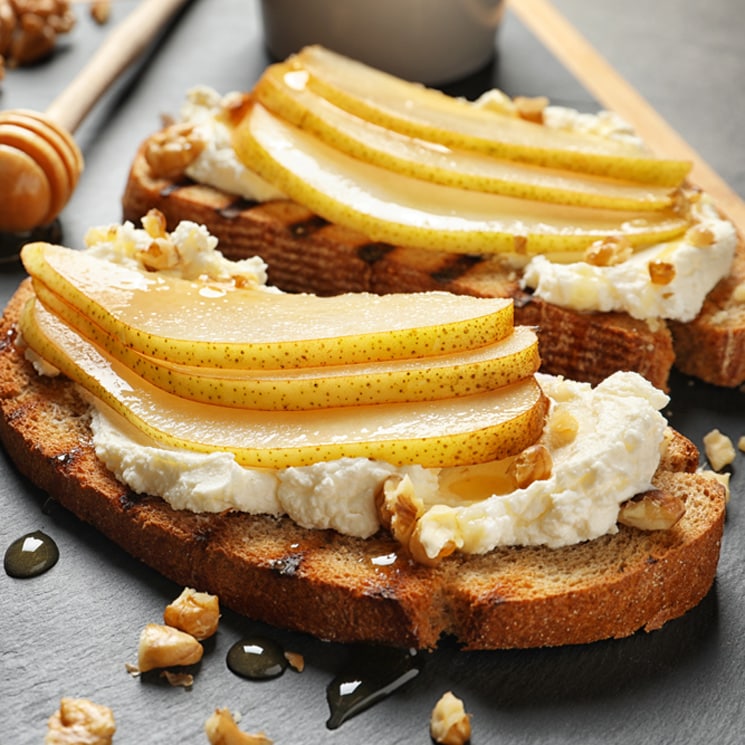 Tostas de pera y cabrales con miel