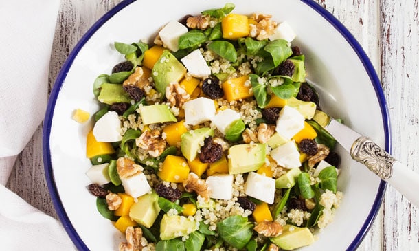 Ensalada de quinoa con aguacate, mango y tofu