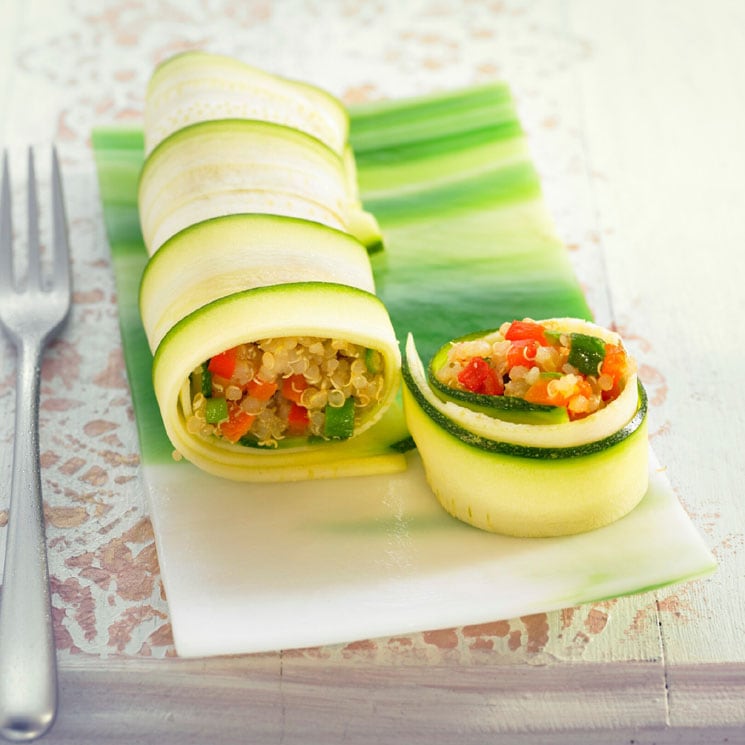 Rollitos veganos de calabacín rellenos de quinoa y verduras