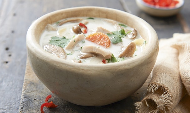 Sopa de coco, jengibre y tofu