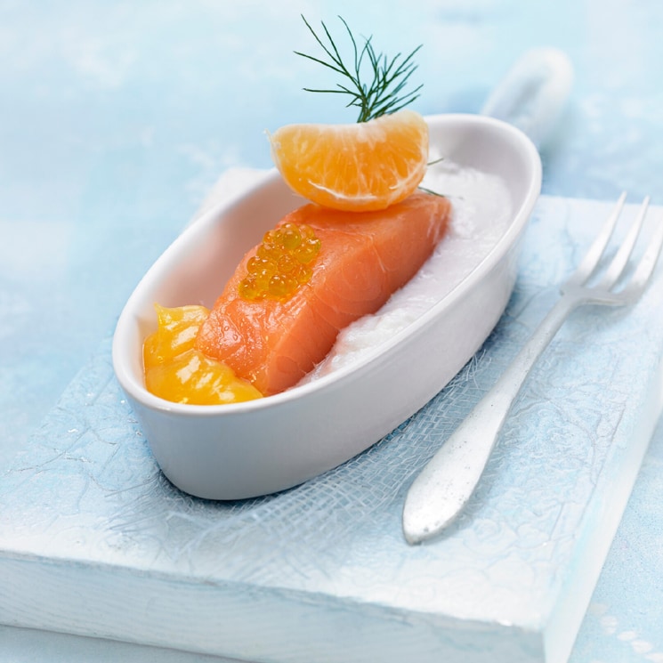 Salmón marinado con eneldo y crema de mandarina sobre coco