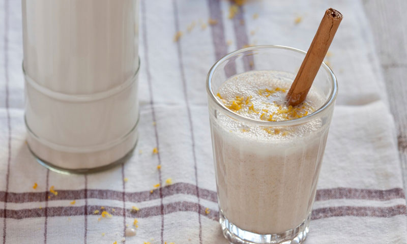 Bebida de almendra, canela y limón