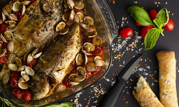 Dorada al horno con tomatitos y almejas Dorada al horno con tomatitos y almejas
