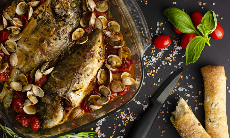 Dorada al horno con tomatitos y almejas