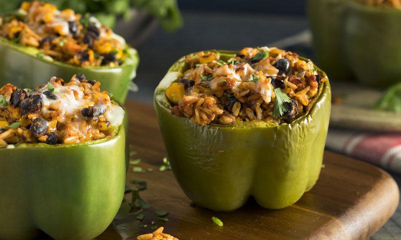 Pimientos verdes rellenos de arroz y olivas