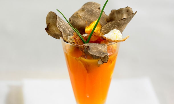Crema de calabaza a la naranja con huevo frito y trufa Crema de calabaza a la naranja con huevo frito y trufa