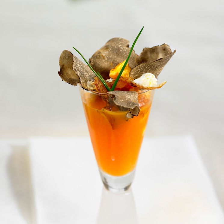 Crema de calabaza a la naranja con huevo frito y trufa