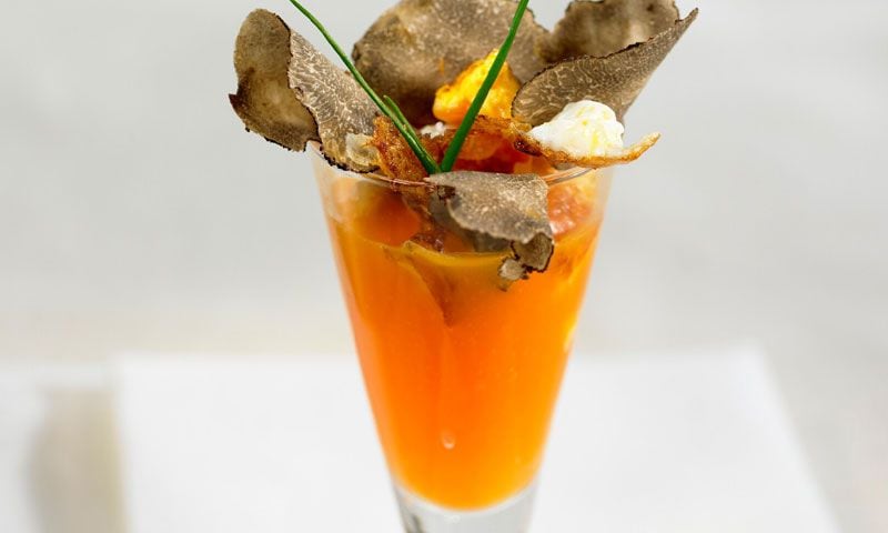 Crema de calabaza a la naranja con huevo frito y trufa