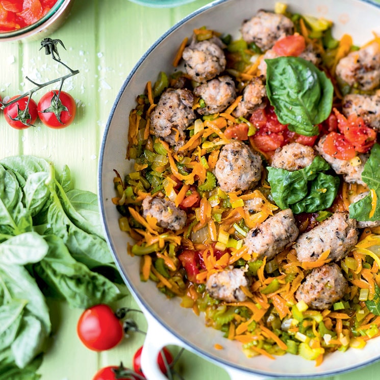 Albóndigas 'caprese' con juliana de verduras