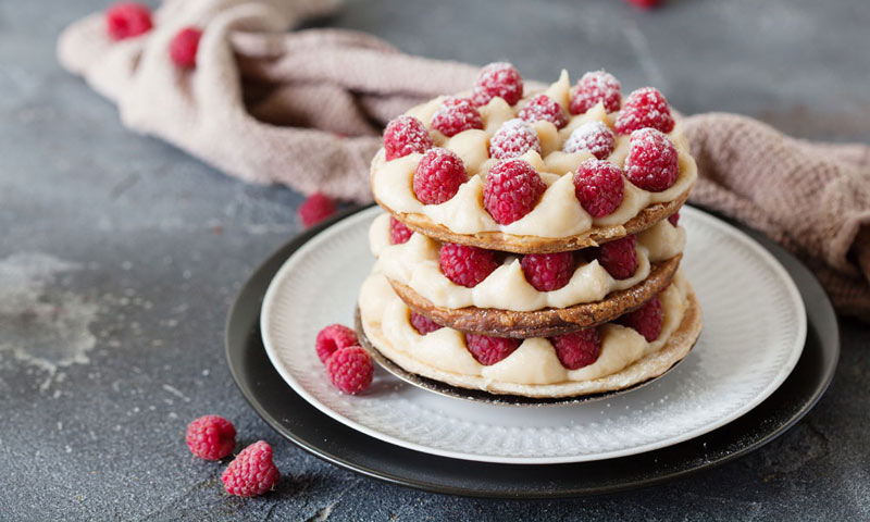 Tartaletas de milhojas con crema y frambuesas