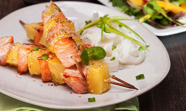 Brochetas de salmón a la brasa con piña y tallarines de calamar Brochetas de salmón a la brasa con piña y tallarines de calamar