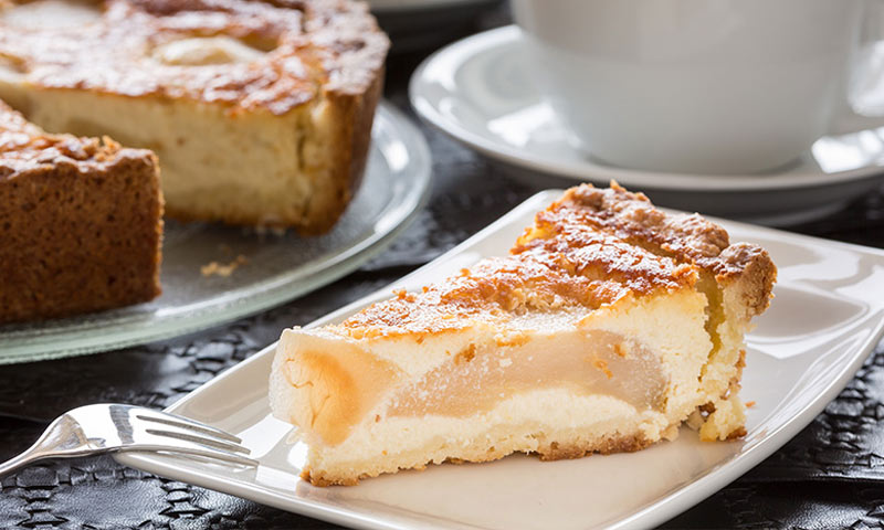 Tarta de queso con peras en almíbar