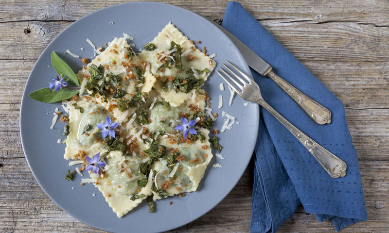 Raviolis de borraja a la salvia