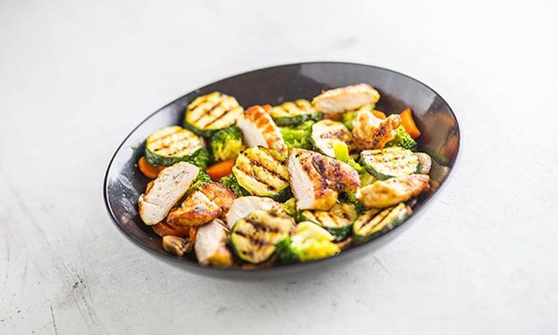 Ensalada caliente de pollo con verduras