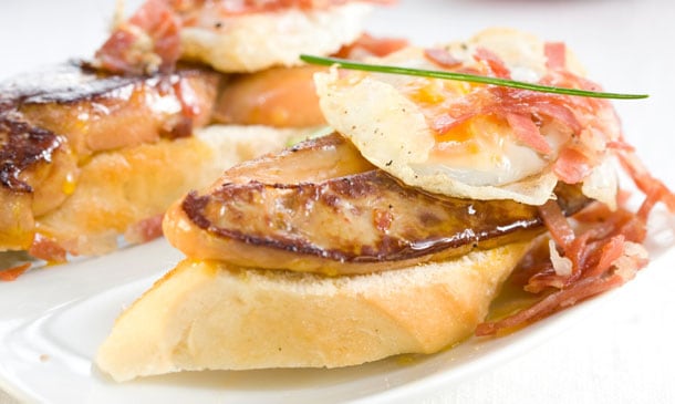 Montadito de foie con huevo de codorniz y virutas de jamón Montadito de foie con huevo de codorniz y virutas de jamón