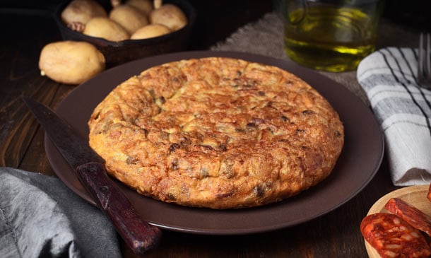 Tortilla de chorizo y aceitunas negras