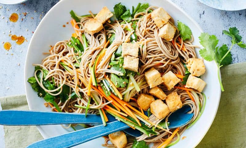 Ensalada templada de 'soba' y tofu frito