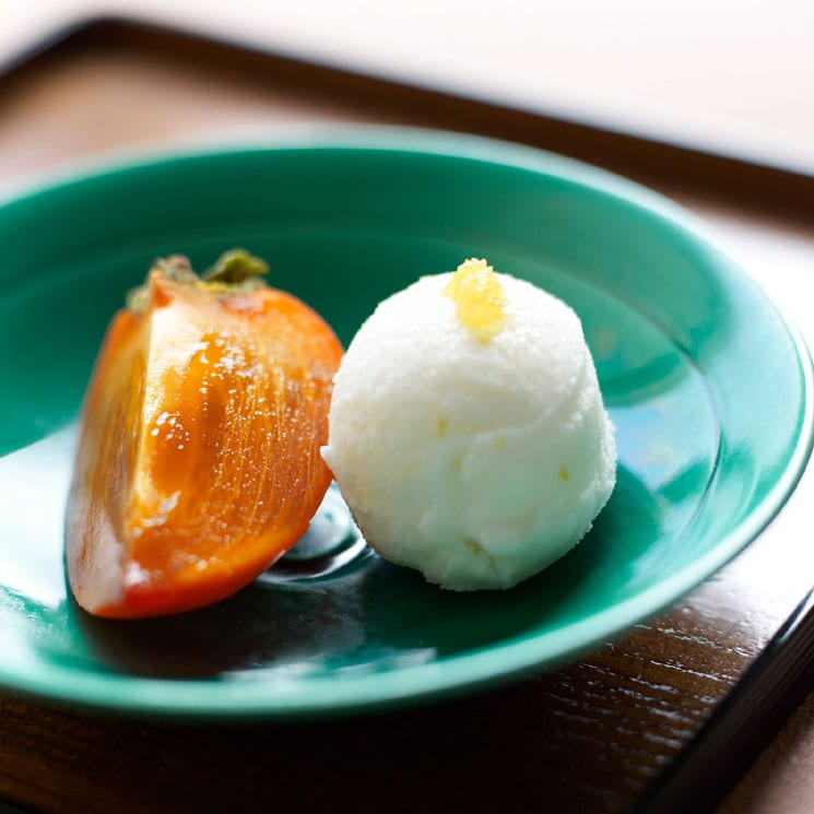 Sorbete de yuzu con caqui confitado