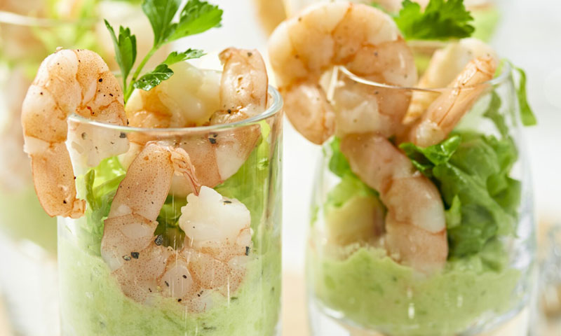 Aperitivo de gambas con puré de aguacate