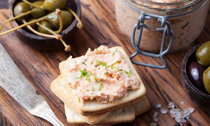 Paté de salmón con encurtidos