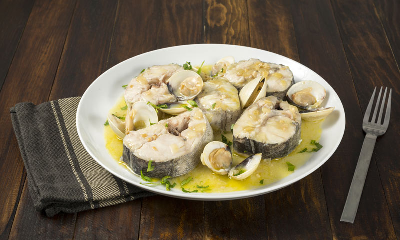 Merluza al horno con refrito de almejas